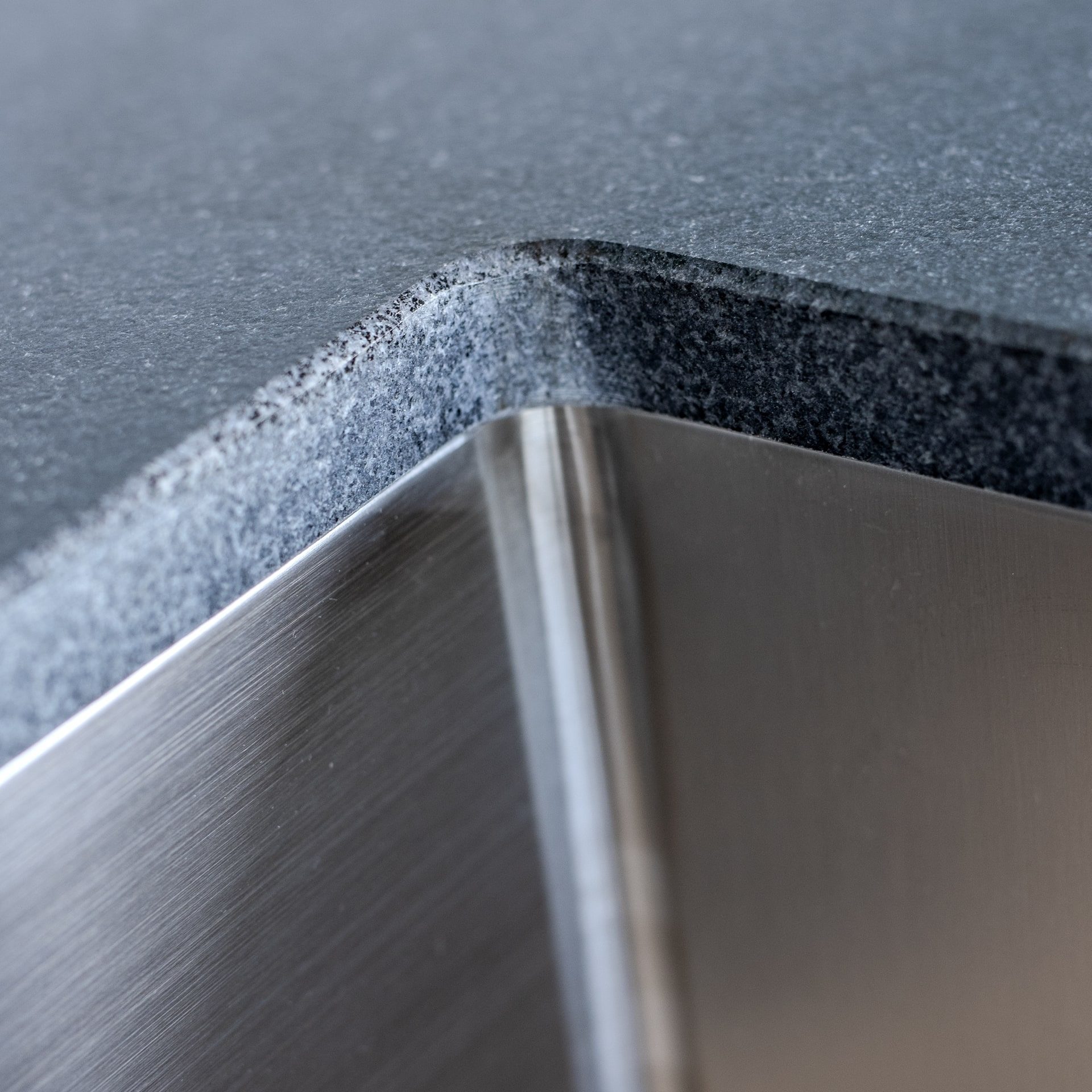 Plan de travail en granit avec évier inox intégré, cuisine extérieure ASPIC.