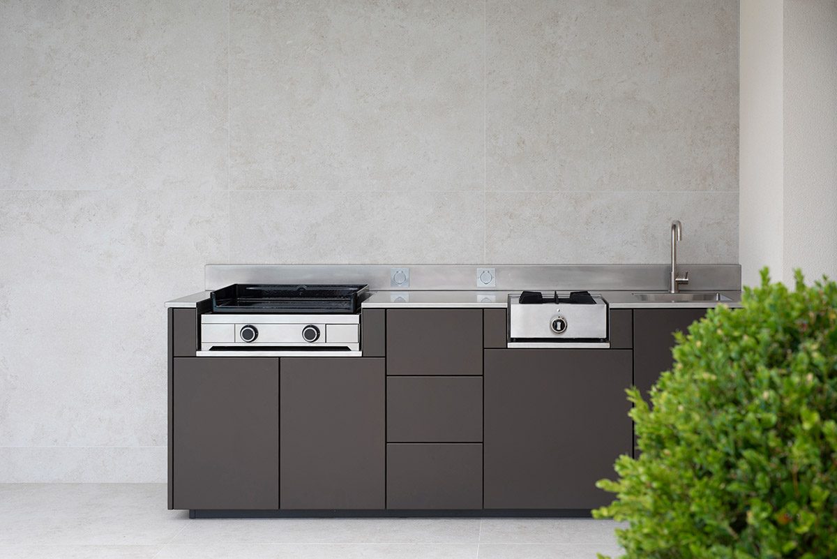 Ambiance sobre cuisine d'été sur mesure ASPIC avec plancha gaziniere, cuisine d'été ASPIC haut de gamme.