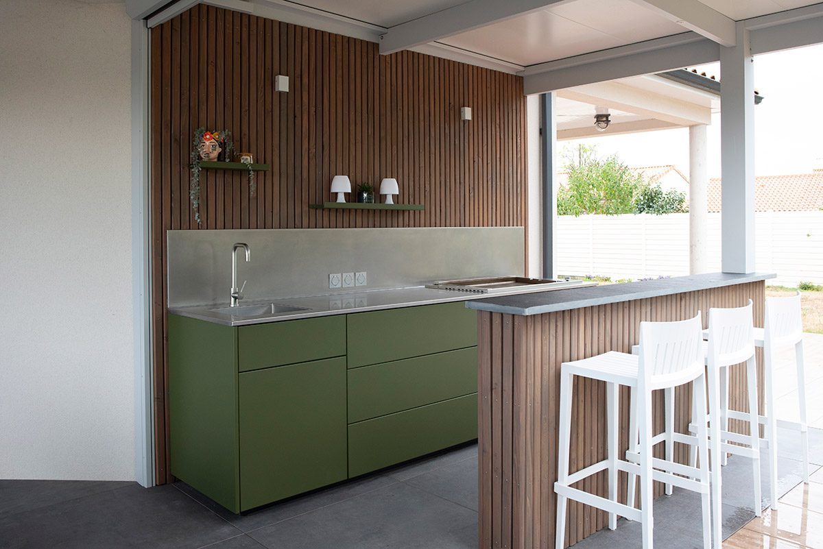 Coin cuisine d'été ASPIC avec bar pour ambiance epicurienne, cuisine d'été ASPIC haut de gamme.