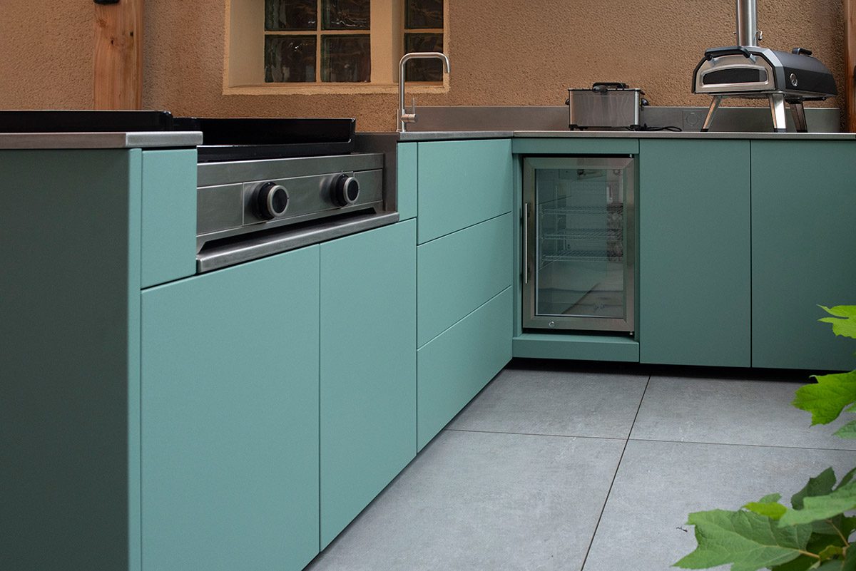 Cuisine extérieure avec plancha frigo tiroirs friteuse four pizza évier inox ASPIC, cuisine d'été ASPIC haut de gamme.