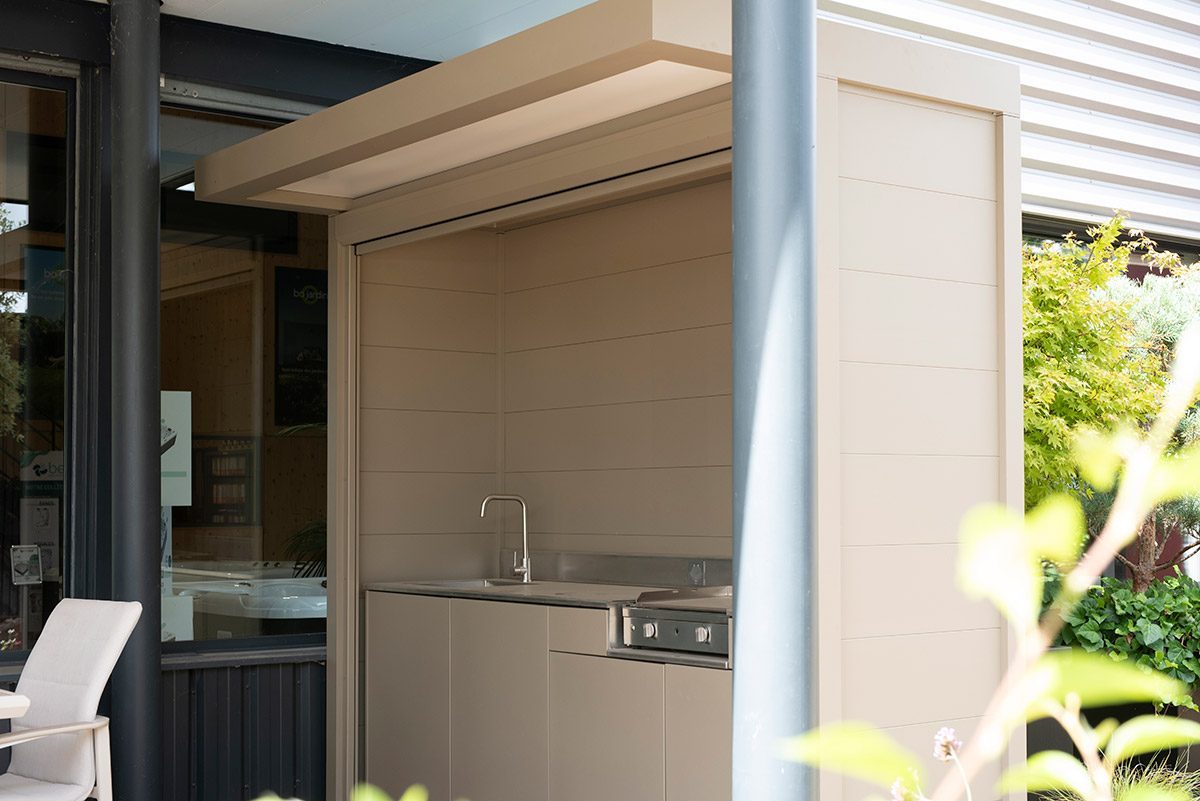 Cuisine sur mesure box ASPIC beige haut de gamme, cuisine d'été ASPIC haut de gamme.