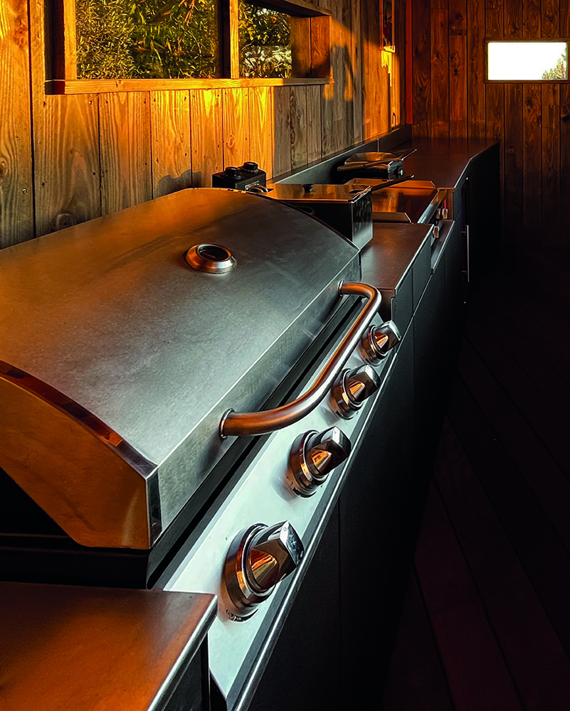 Multiple intégration d'éléments de cuisson dans une cuisine d'été sur mesure ASPIC