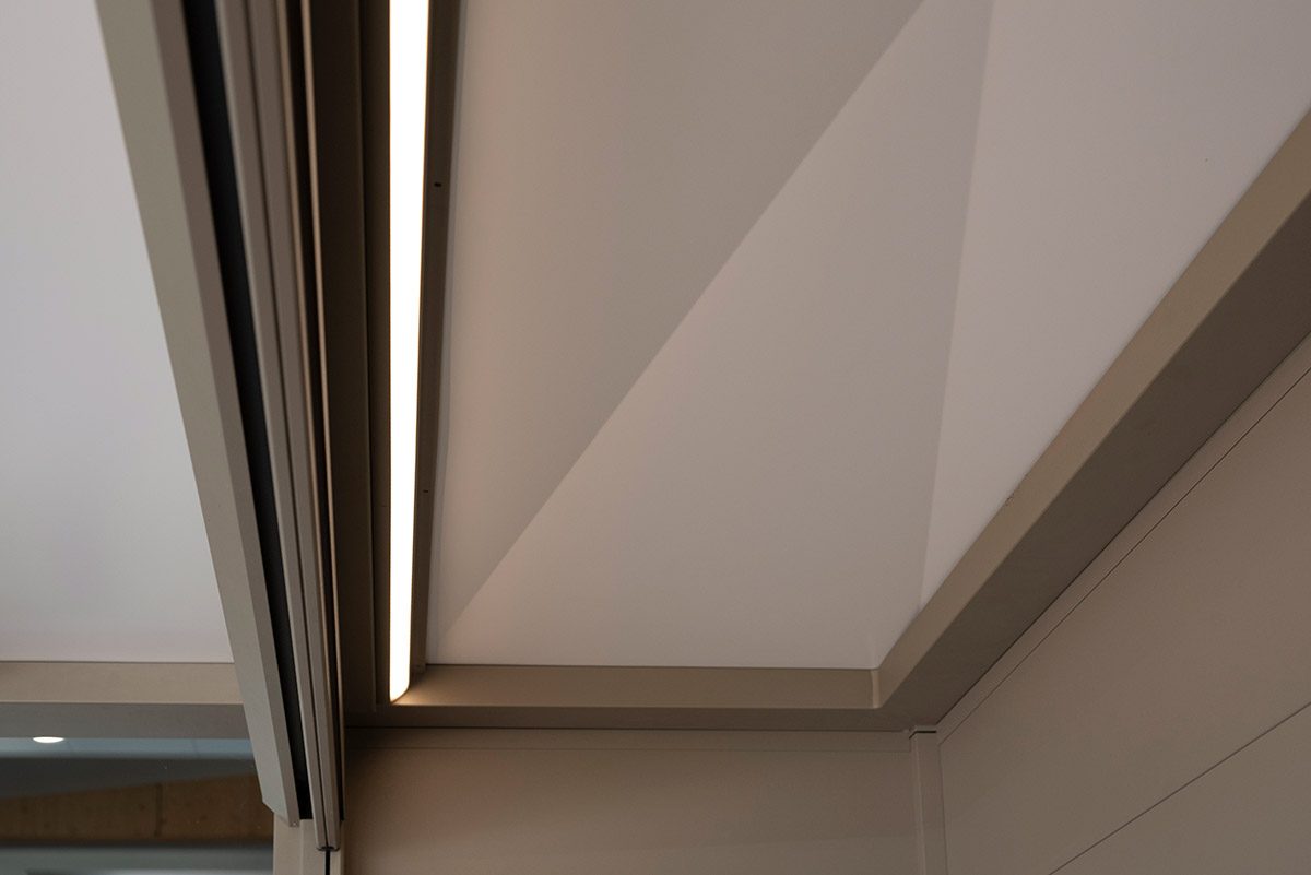 Toiture box ASPIC bandeau led store motorisé, cuisine d'été ASPIC haut de gamme.